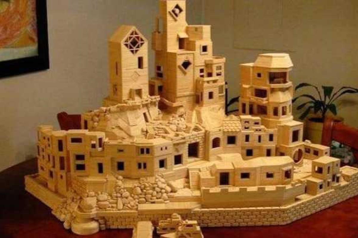 Скульптор создал копию города из 300 тысяч зубочисток Скульптор создал копию города из 300 тысяч зубочисток