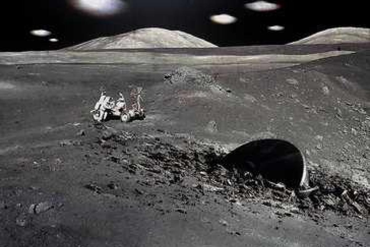 Астроному удалось заснять летающие тарелки пришельцев, пролетевшие рядом с Луной