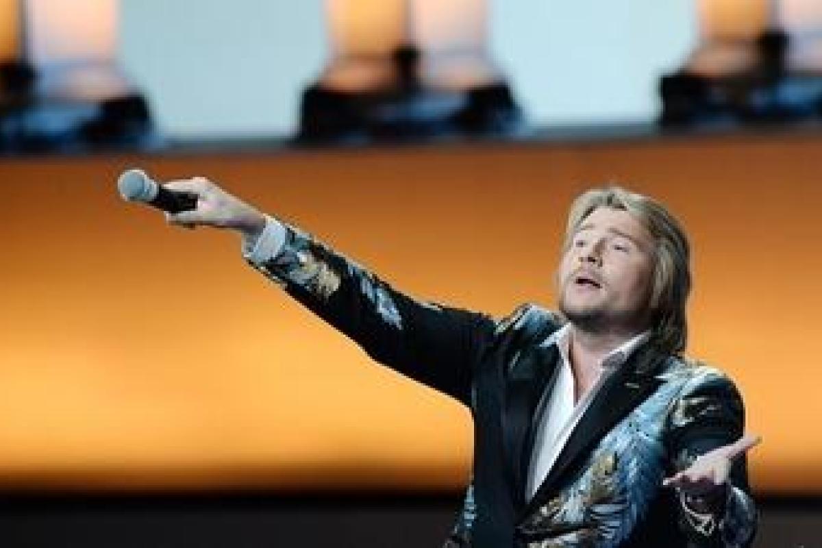 Певец Николай Басков упал со сцены прямо во время выступления, появилось видео