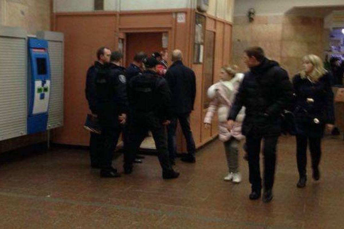 В Киеве задержали мужчину, который выстрелил в живот охраннику метрополитена В Киеве задержали мужчину, который выстрелил в живот охраннику метрополитена