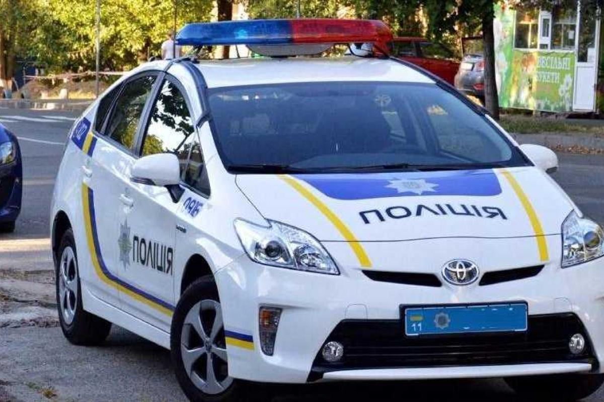 В Житомире местные жители заметили, что полицейские развлекались с девушками в патрульной машине В Житомире местные жители заметили, что полицейские развлекались с девушками в патрульной машине