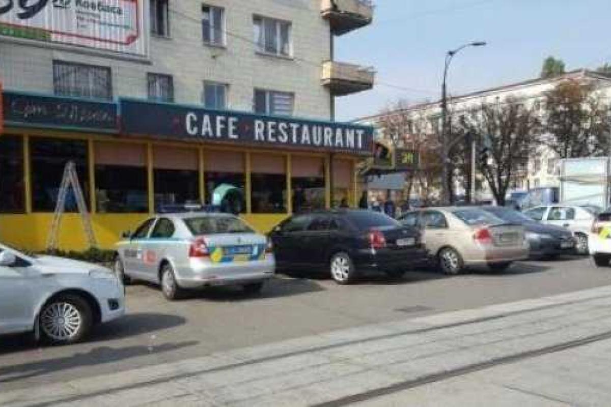 Стрельба в центре Киева: ступеньки кафе залиты кровью Стрельба в центре Киева: ступеньки кафе залиты кровью