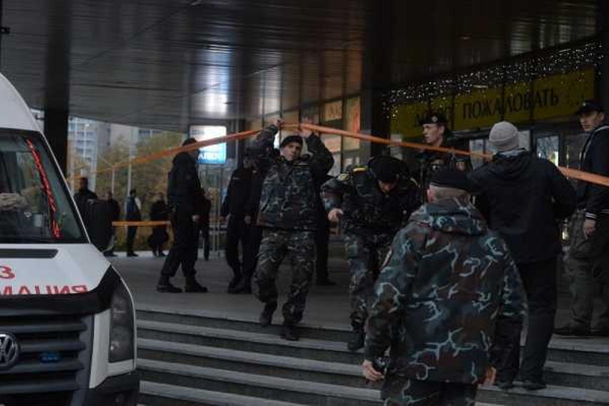 Очевидец резни в ТЦ Минска рассказал, что сотрудники магазинов бросали в преступника мусорные ведра Очевидец резни в ТЦ Минска рассказал, что сотрудники магазинов бросали в преступника мусорные ведра