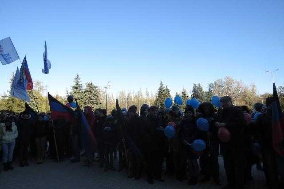 В «ДНР» отмечают «день флага»: согнали всех, опубликованы фото