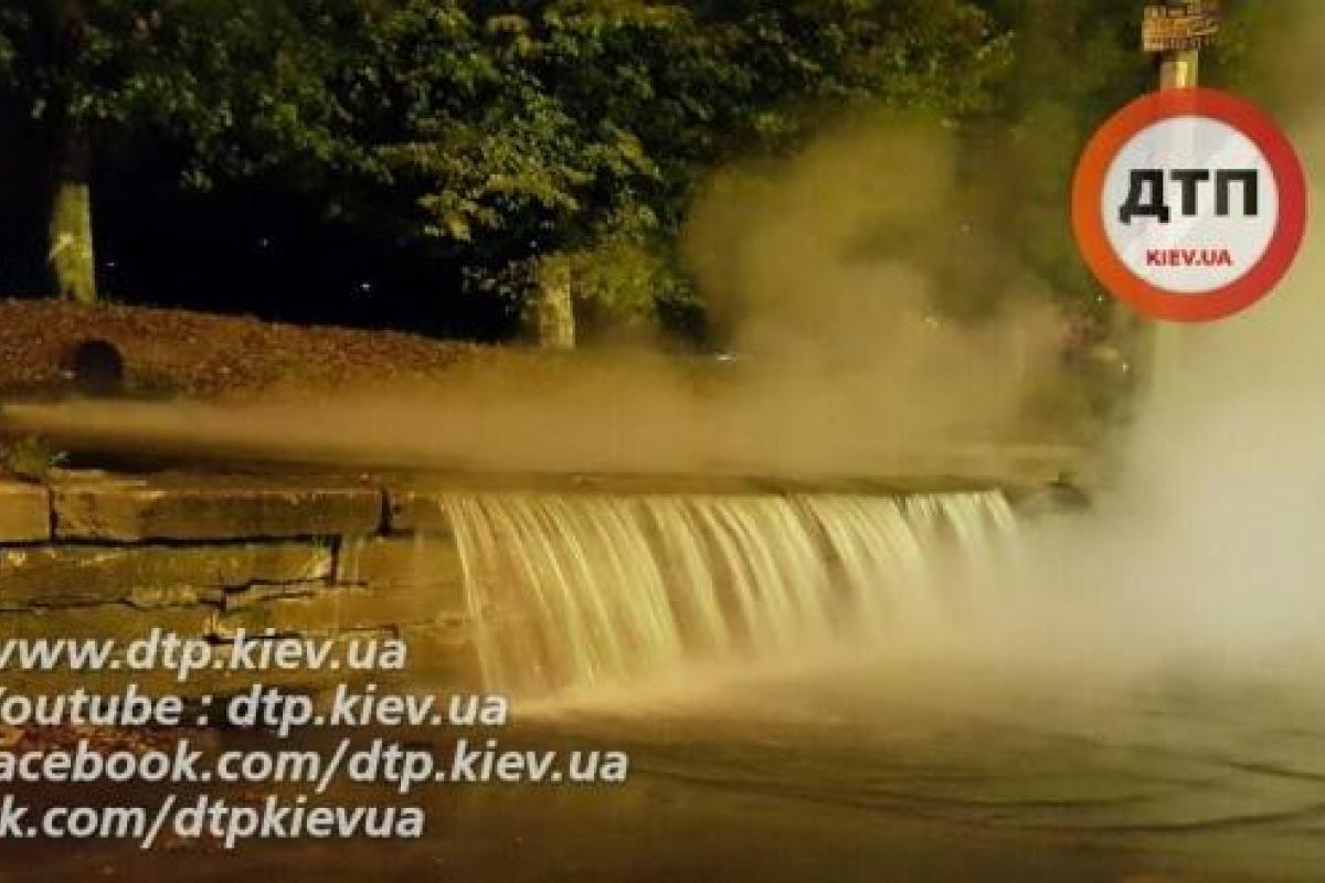В Киеве масштабный порыв теплотрассы: из-за водопада кипятка полиция перекрыла движение В Киеве масштабный порыв теплотрассы: из-за водопада кипятка полиция перекрыла движение