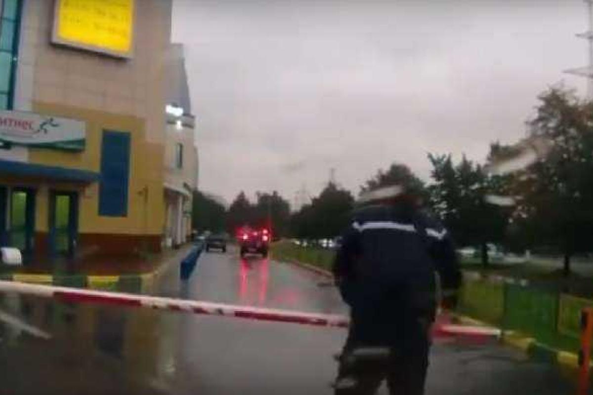 Видео драки россиянина со шлагбаумом рассмешило пользователей сети