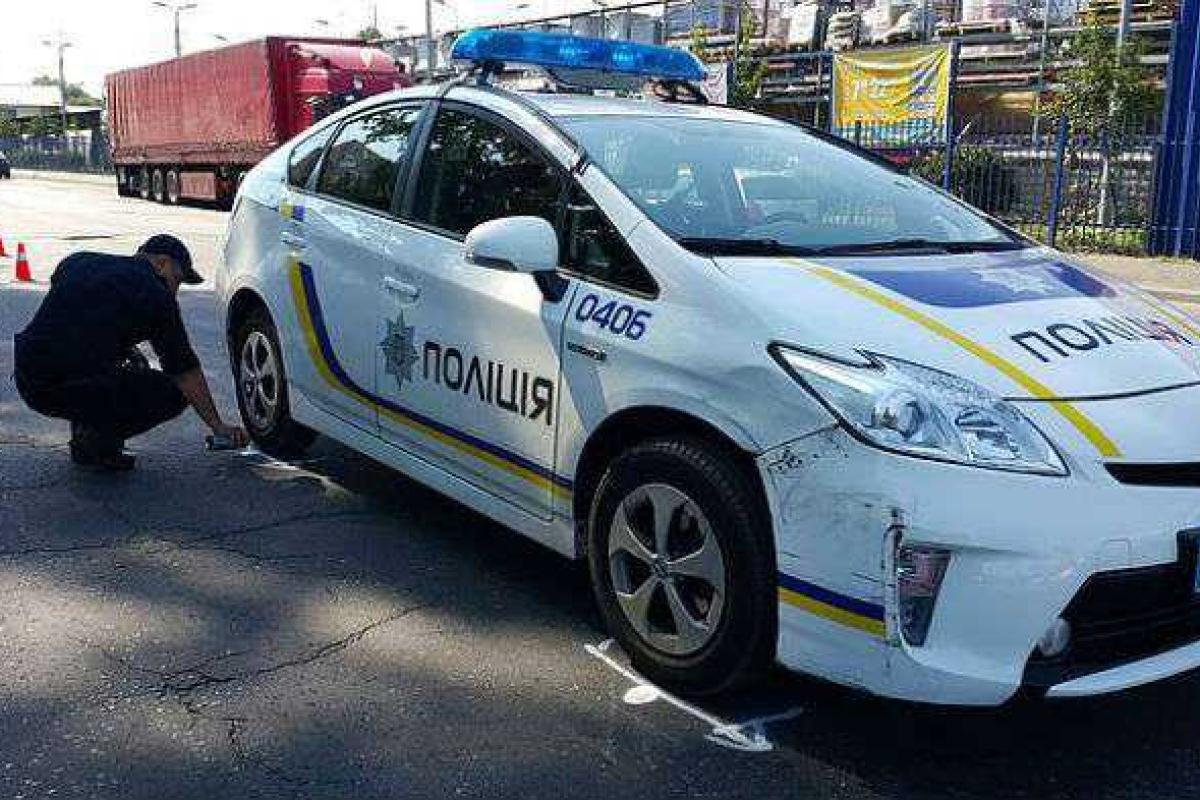 В Сети появилось фото патрульного автомобиля, в котором находилось больше пяти полицейских В Сети появилось фото патрульного автомобиля, в котором находилось больше пяти полицейских