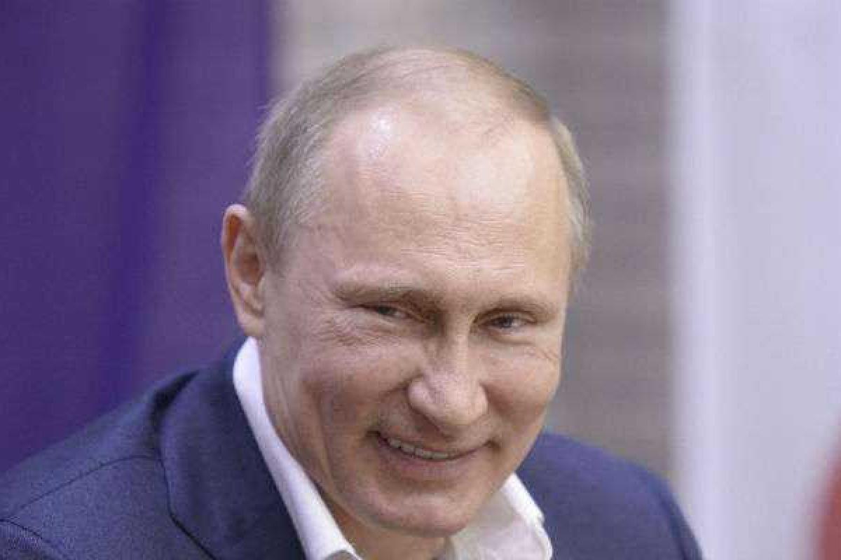 В Сети бурно обсуждают фото, на котором священники призывают молиться за Путина В Сети бурно обсуждают фото, на котором священники призывают молиться за Путина