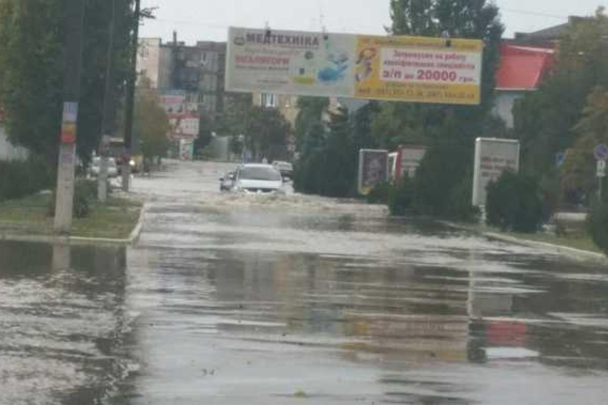 Ливень превратил Новую Каховку в Венецию: машины дрейфуют по улицам, как корабли