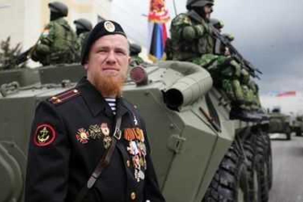Вооруженные боевики охраняют могилу Моторолы от "народной любви" Вооруженные боевики охраняют могилу Моторолы от "народной любви"