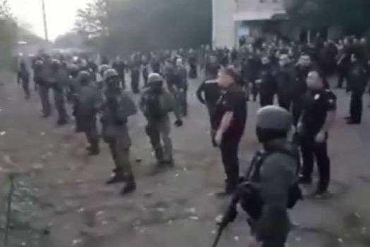 В Грузии на одном из избирательных участков подрались около 200 человек В Грузии на одном из избирательных участков подрались около 200 человек