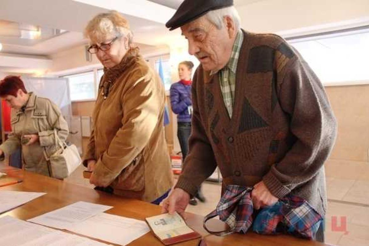 Кадр с украинским паспортом на "праймериз" в "ЛНР" взорвал соцсети Кадр с украинским паспортом на "праймериз" в "ЛНР" взорвал соцсети