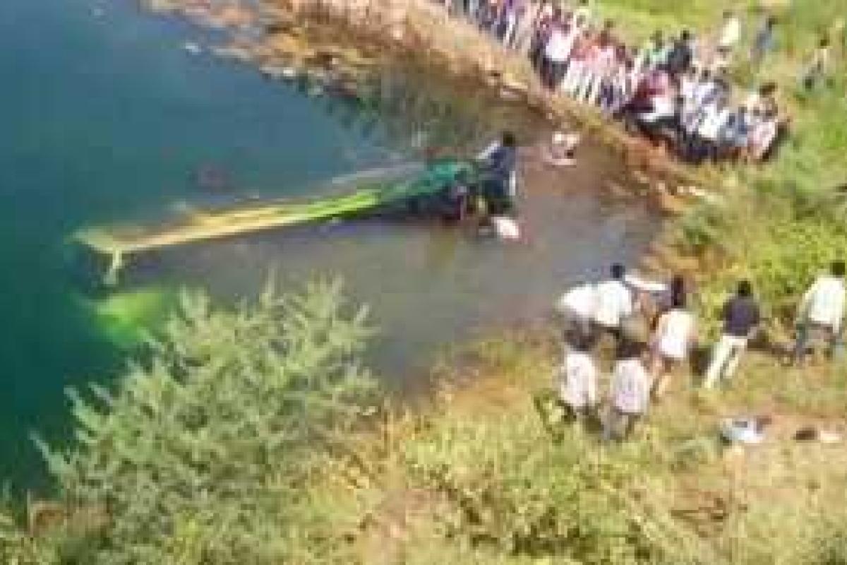 Ужасная трагедия в Индии: автобус с пассажирами рухнул в техническую яму, есть погибшие и раненые Ужасная трагедия в Индии: автобус с пассажирами рухнул в техническую яму, есть погибшие и раненые