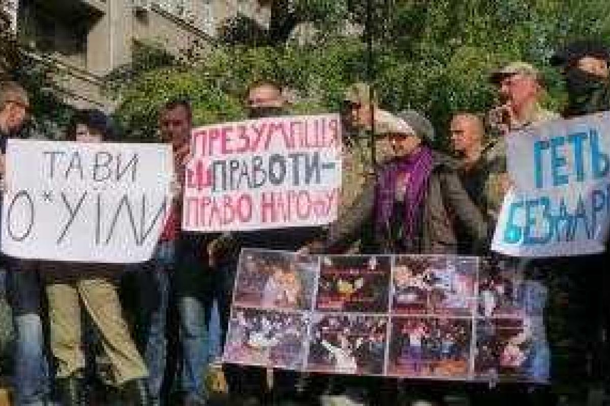 Митинг в Киеве: активисты требуют отставки Авакова и Деканоидзе Митинг в Киеве: активисты требуют отставки Авакова и Деканоидзе