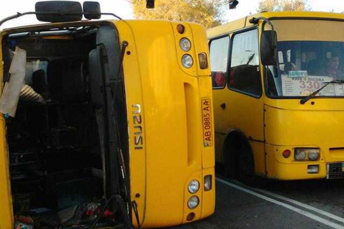 В Броварах перевернулась маршрутка, пострадали 10 пассажиров В Броварах перевернулась маршрутка, пострадали 10 пассажиров