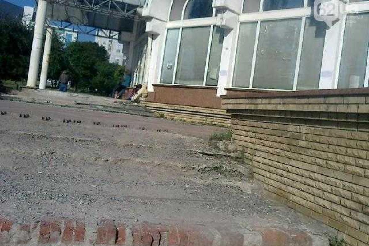 В Донецке постепенно разворовывают мраморные ступени