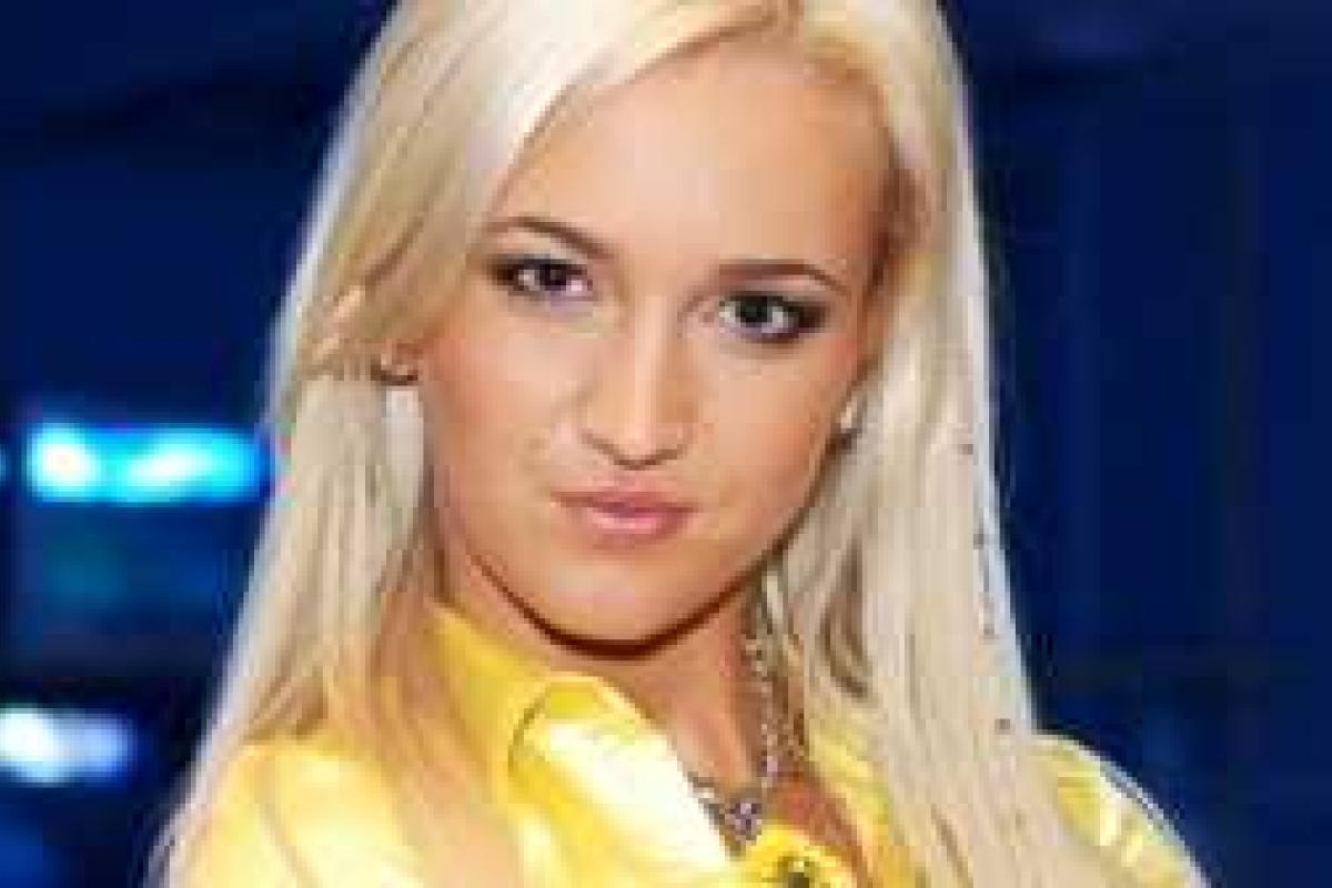 Ольга Бузова напялила сапоги и залезла в ванную