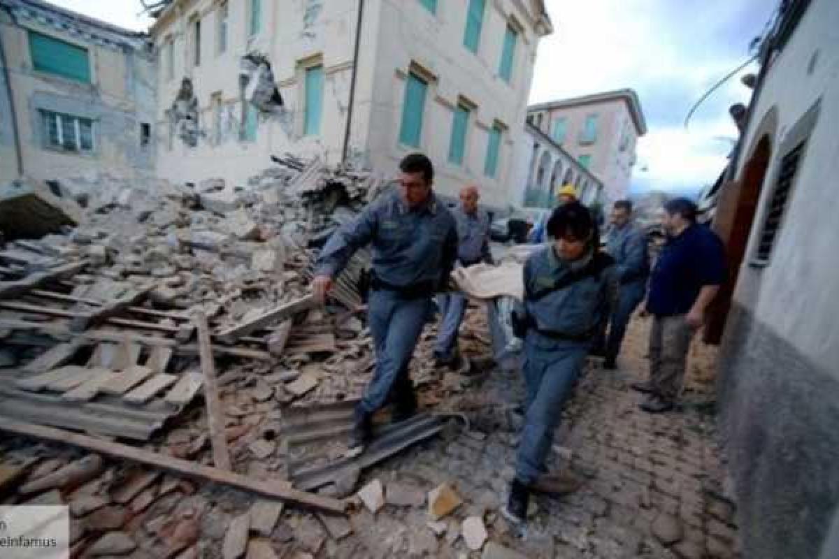 В Италии мощное землетрясение повергло итальянцев в панику В Италии мощное землетрясение повергло итальянцев в панику