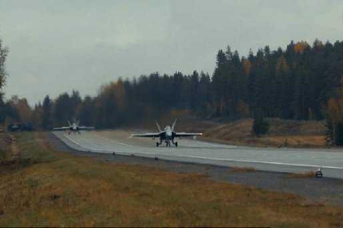 В Финляндии истребитель приземлился на трассу: появилось зрелищное видео В Финляндии истребитель приземлился на трассу: появилось зрелищное видео