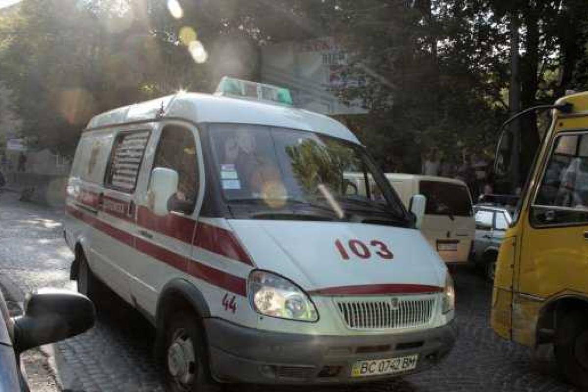 В Луцке несовершеннолетняя девушка выпала с балкона и погибла