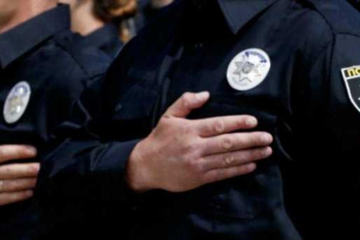 Столичный патрульный, рискуя жизнью, спас семью с ребенком из пожара