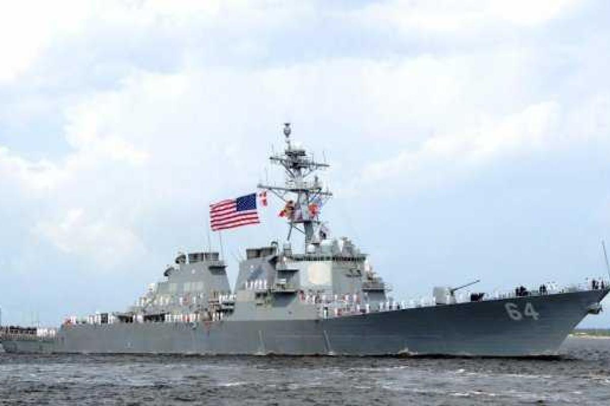 Американский эсминец обстреляли ракетами в Йемене Американский эсминец обстреляли ракетами в Йемене