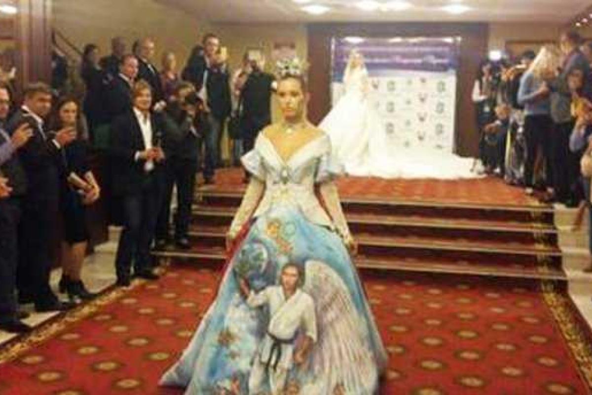 Путин в кимоно с ангелочками: в России представили платье "Лик царя" Путин в кимоно с ангелочками: в России представили платье "Лик царя"