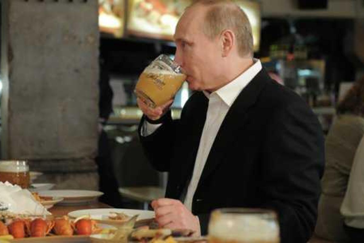 Путин прилетел на встречу в Берлин с огромной "группой поддержки" и со своим пивом