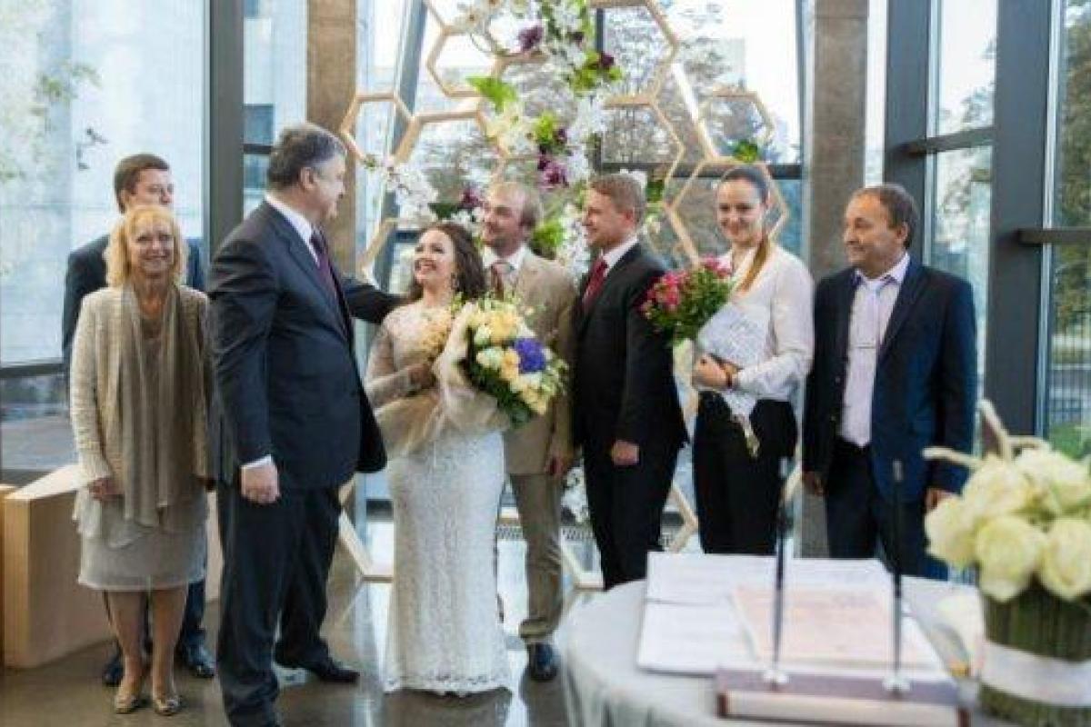 На свадьбу молодой пары из Донецка неожиданно пришел Порошенко На свадьбу молодой пары из Донецка неожиданно пришел Порошенко