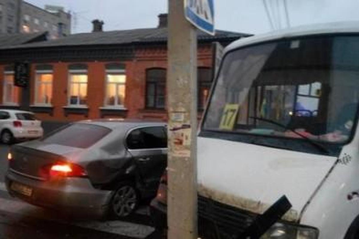 В Кропивницком произошло ДТП: маршрутка столкнулась с легковым автомобилем