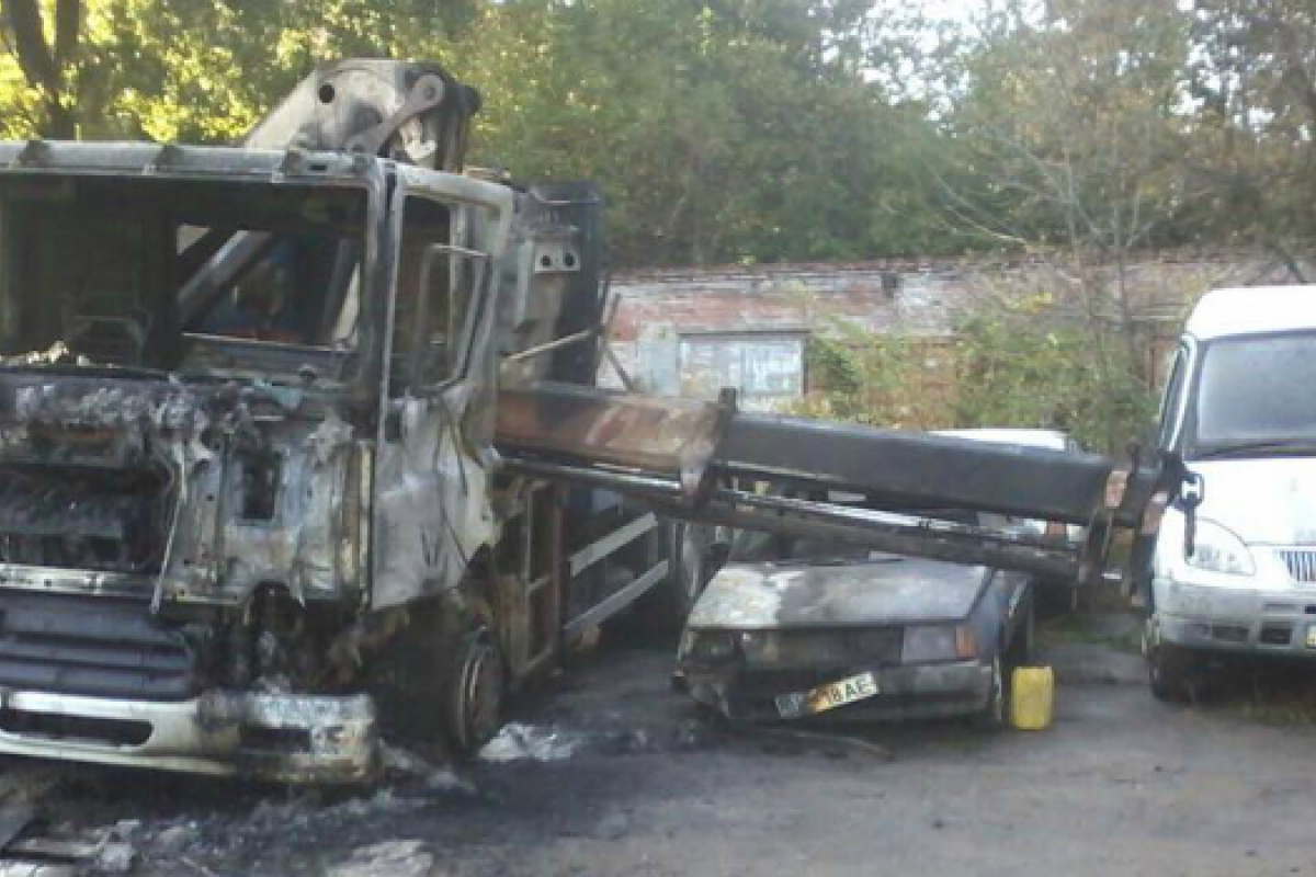 В Днепре произошел вопиющий инцидент: неизвестные сожгли автомобиль, которым коммунальщики убирали МАФы