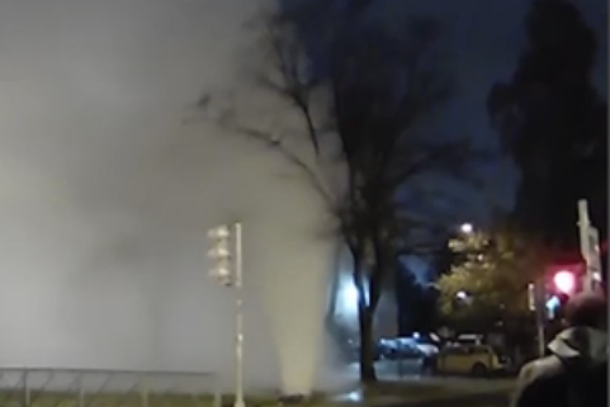 В Петербурге из-под земли бил 8-метровый фонтан с кипятком В Петербурге из-под земли бил 8-метровый фонтан с кипятком