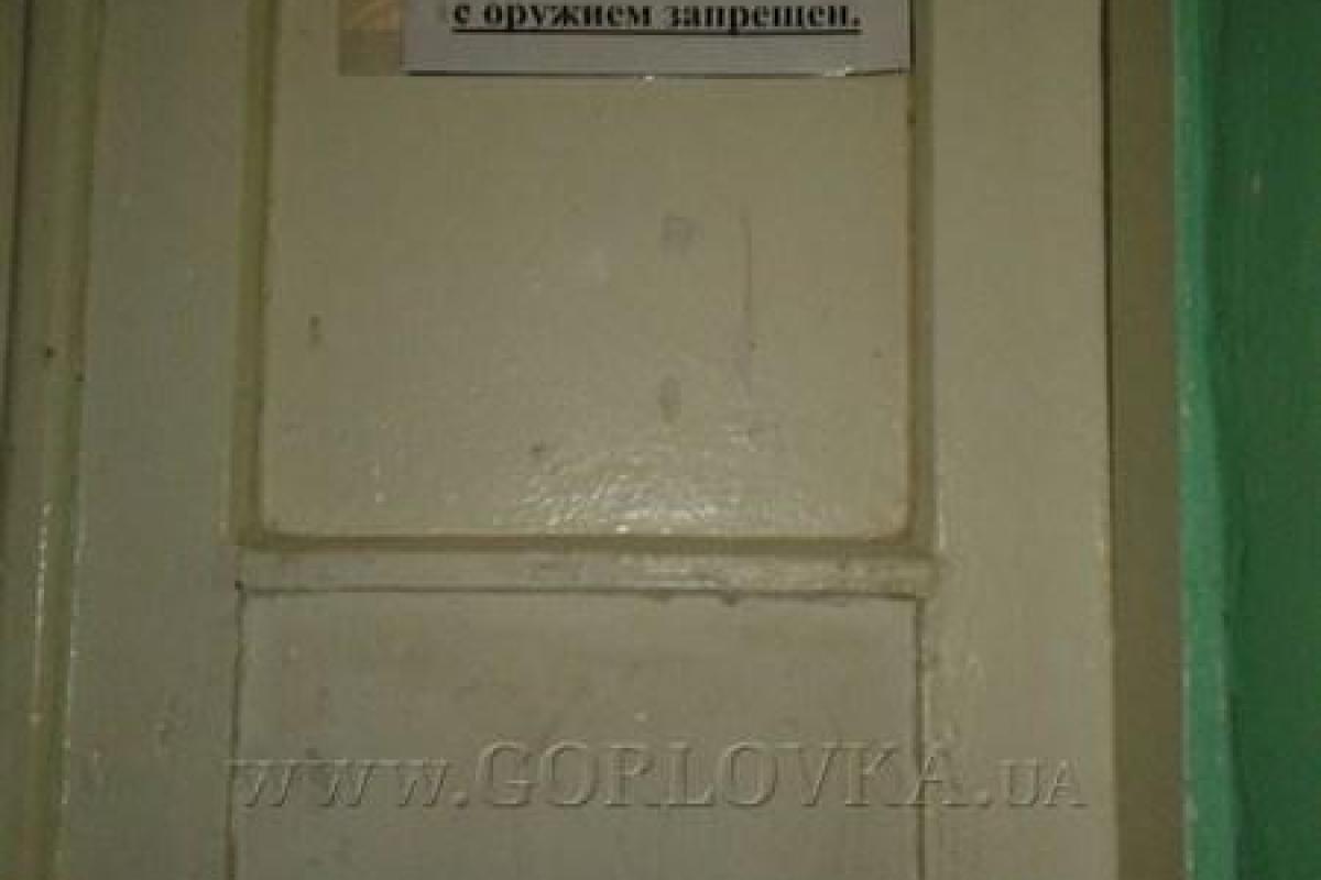 Людей с оружием решили не пускать в горловские больницы 