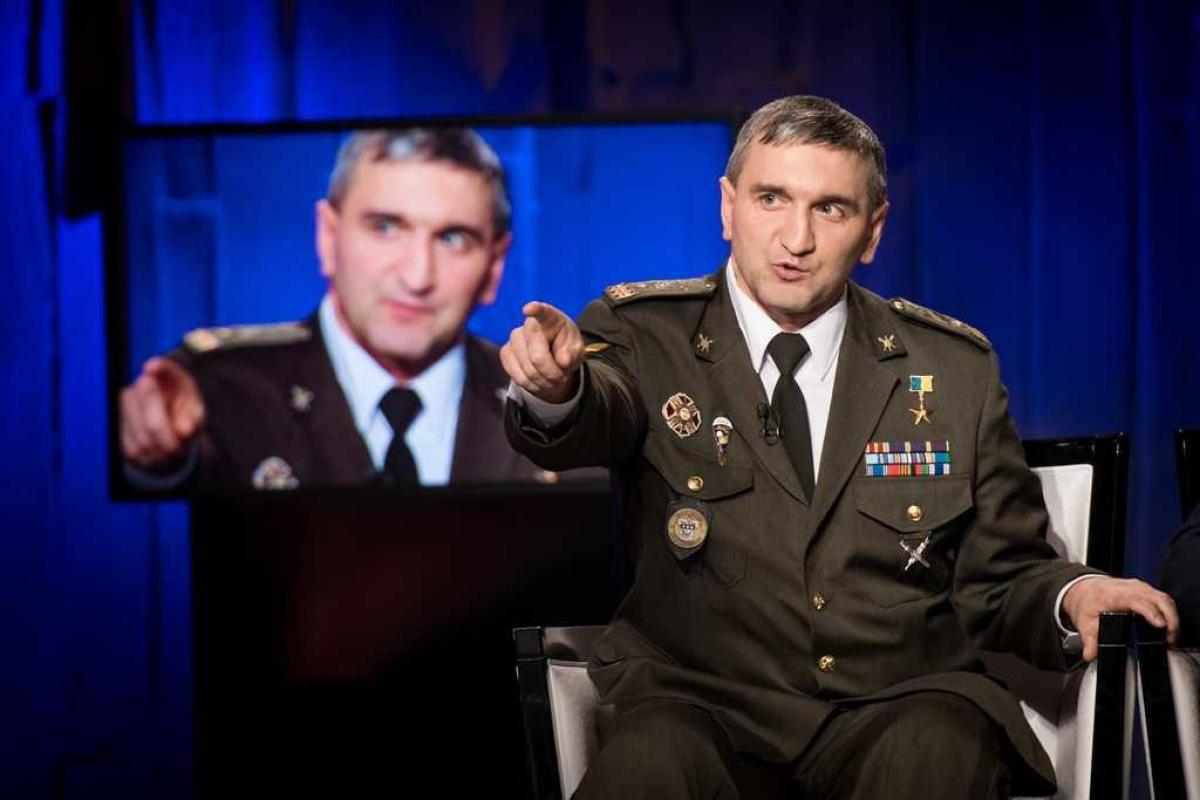 Эксперт: "К сожалению, Президент "повелся" на манипуляцию Генштаба о том, что офицеры уйдут"