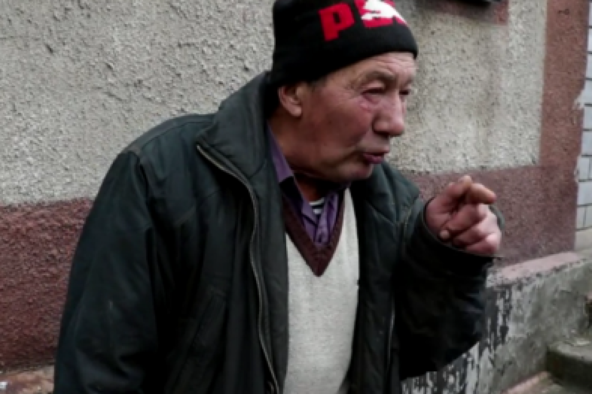 "Передайте в Россию, они хуже фашистов" - дядя Вася из поселка Водяное рассказал об обстрелах 