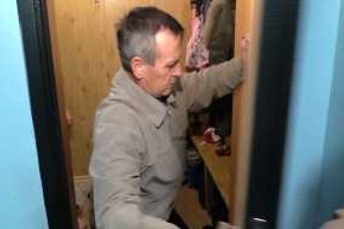 В России отец 17-летней живодерки из Хабаровска убежал от журналистов В России отец 17-летней живодерки из Хабаровска убежал от журналистов