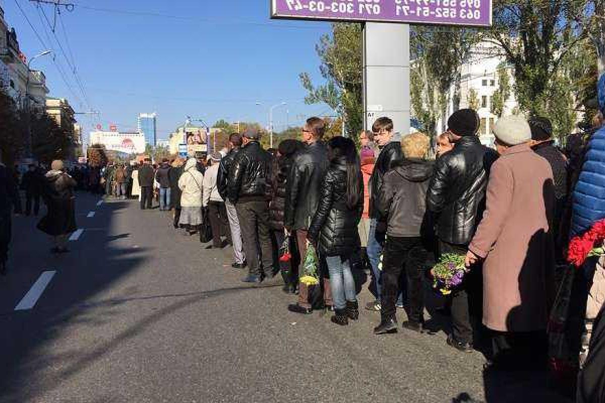 Дрон снял похоронную процессию по Мотороле с высоты птичьего полета Дрон снял похоронную процессию по Мотороле с высоты птичьего полета