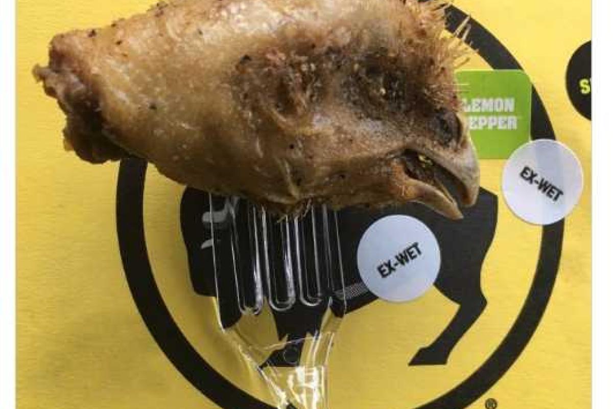 Американский футболист нашел зажаренную куриную голову в фастфуде Американский футболист нашел зажаренную куриную голову в фастфуде