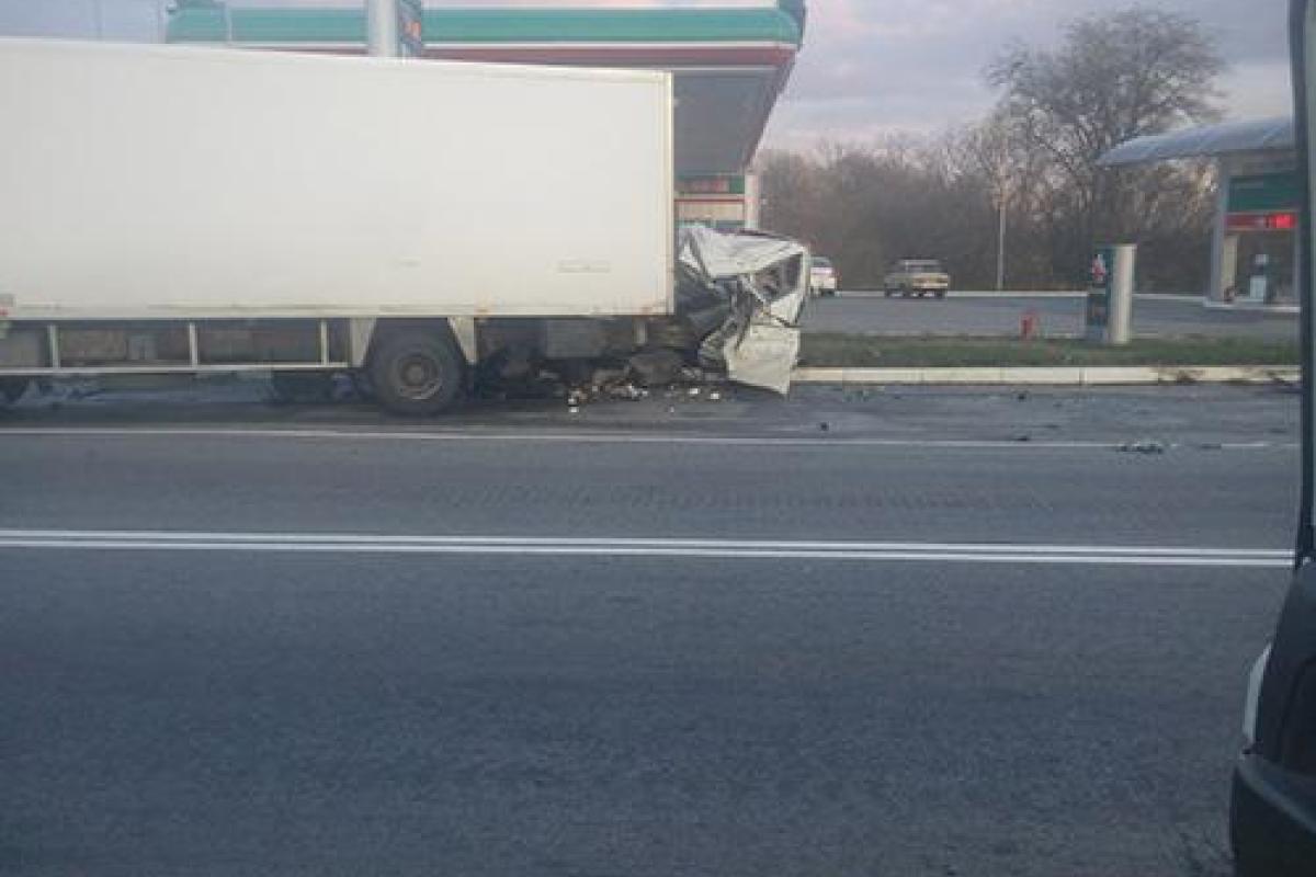 Жуткое ДТП в Запорожской области: фура растрощила автомобиль вместе с водителем, появились шокирующие кадры Жуткое ДТП в Запорожской области: фура растрощила автомобиль вместе с водителем, появились шокирующие кадры