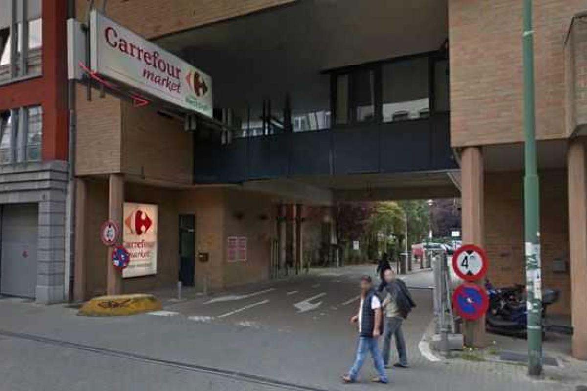 В Брюсселе вооруженный мужчина взял в заложники 15 человек В Брюсселе вооруженный мужчина взял в заложники 15 человек