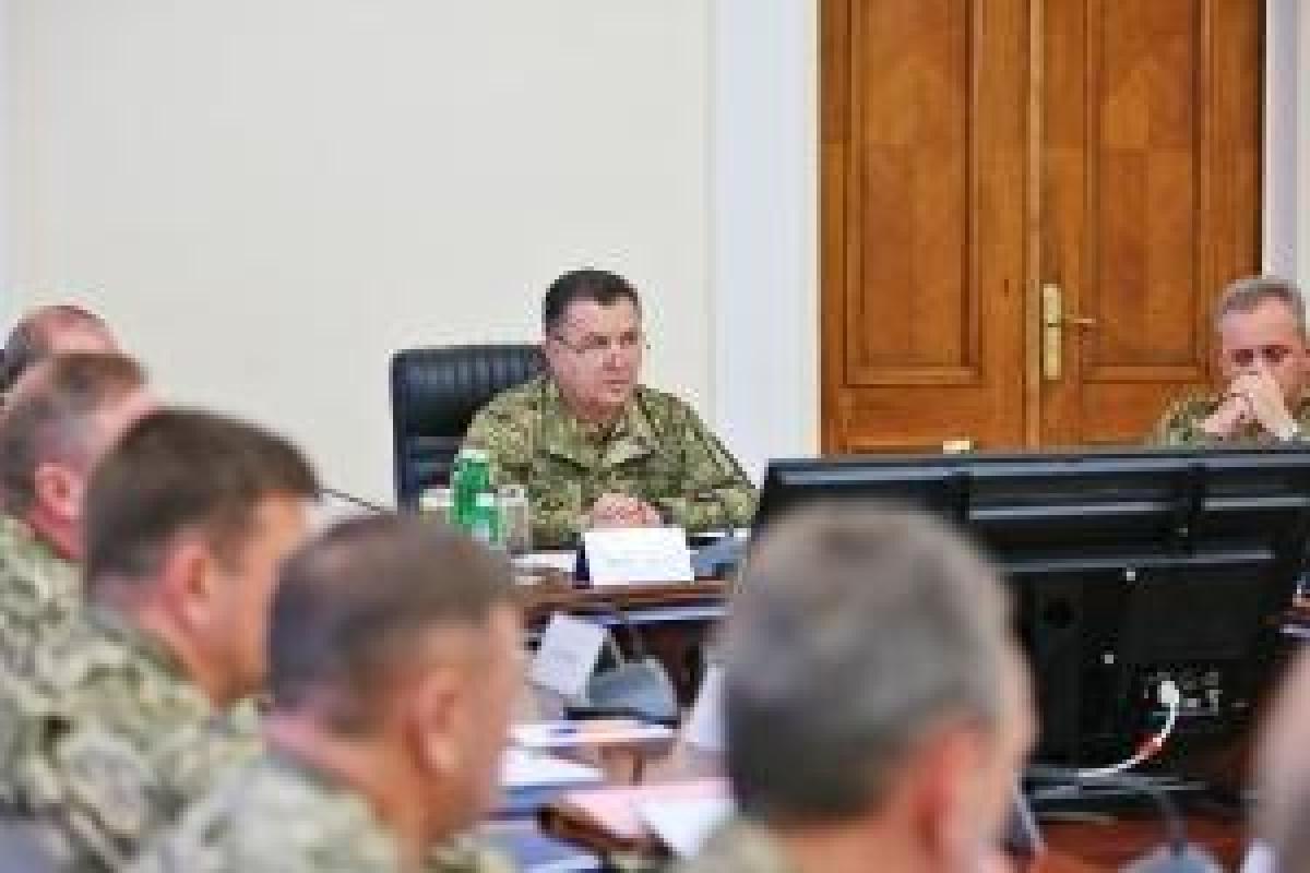 Полторак наказал 23 командиров, которые кормили военных некачественной едой