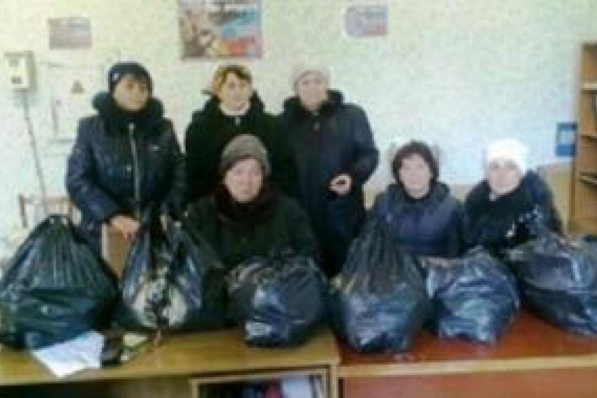 В Дебальцево вдовам боевиков выдали пакет с макаронами и звезду из картона