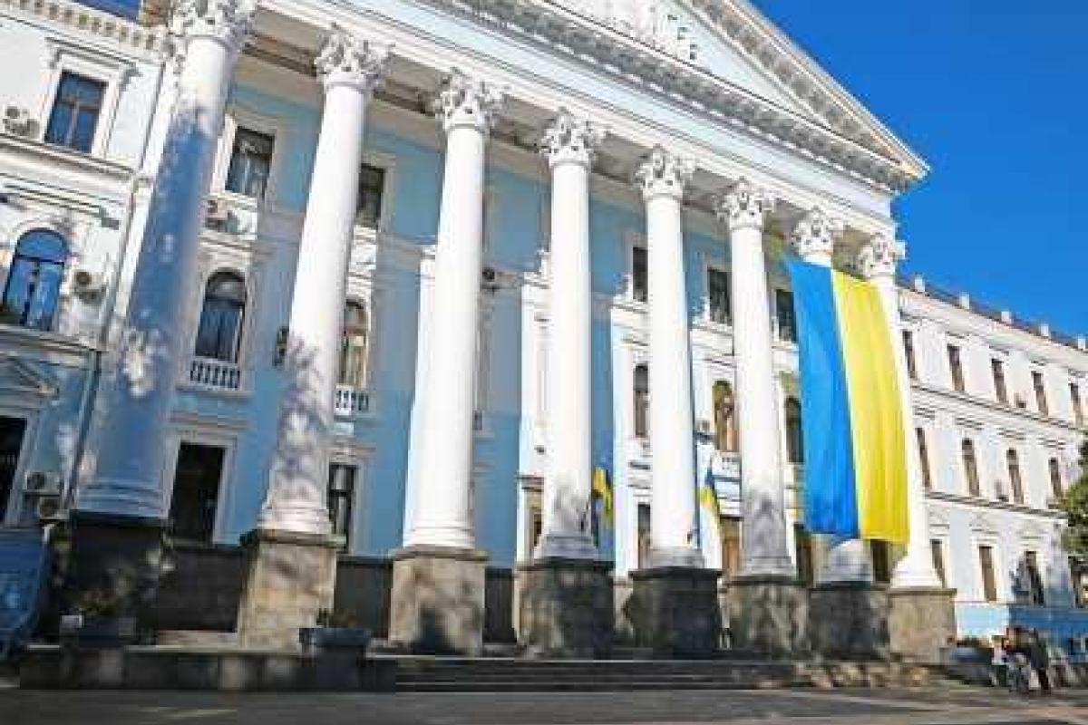 Здание Минобороны украсил 11-метровый флаг Украины 