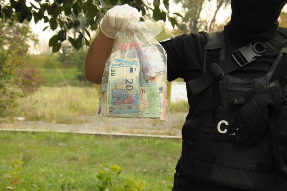 СБУ разоблачила коррупционную схему на таможенном посту "Тиса": деньги прятали в собачьем вольере