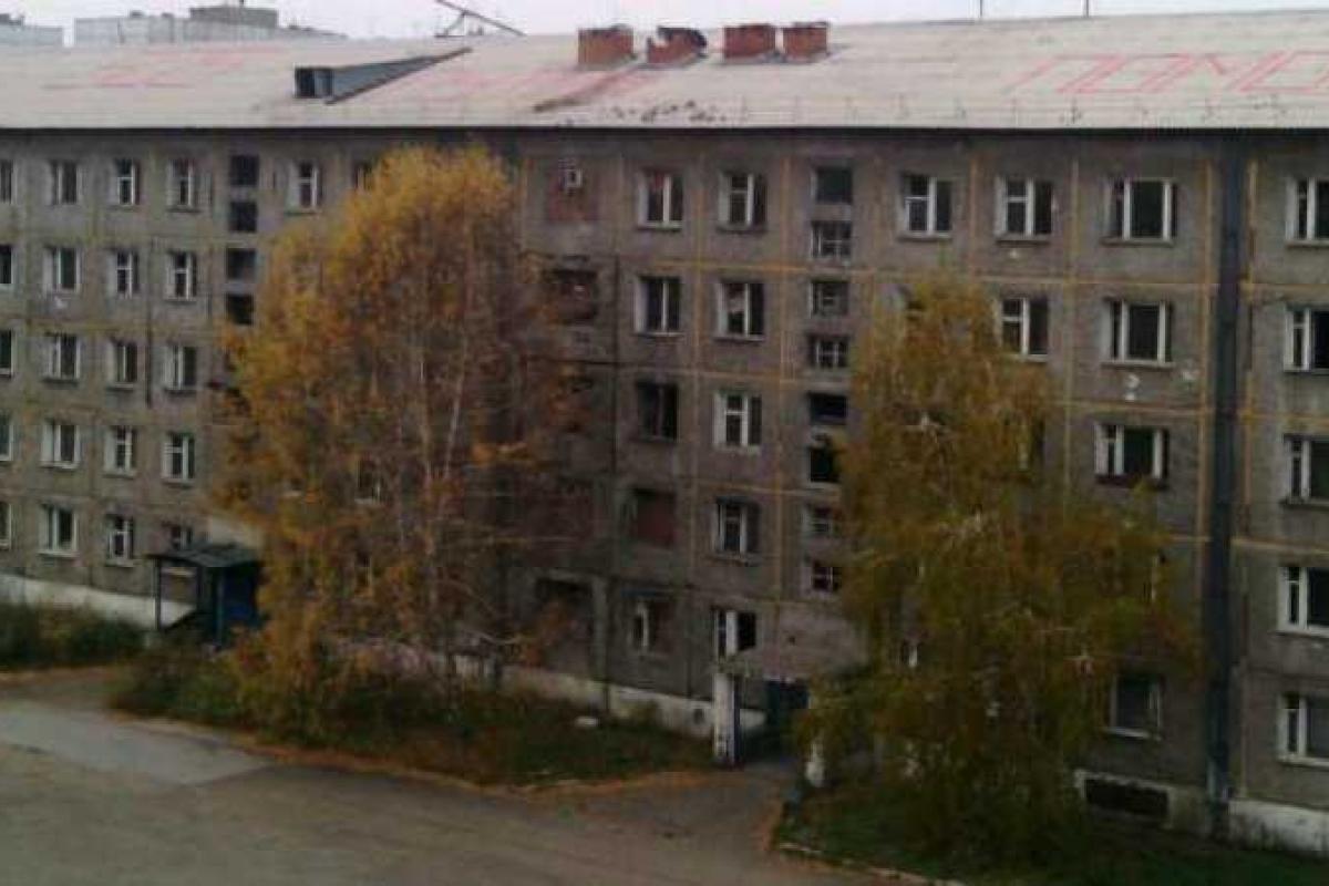 В России замерзающие жители военного городка написали на крыше дома послание Путину В России замерзающие жители военного городка написали на крыше дома послание Путину