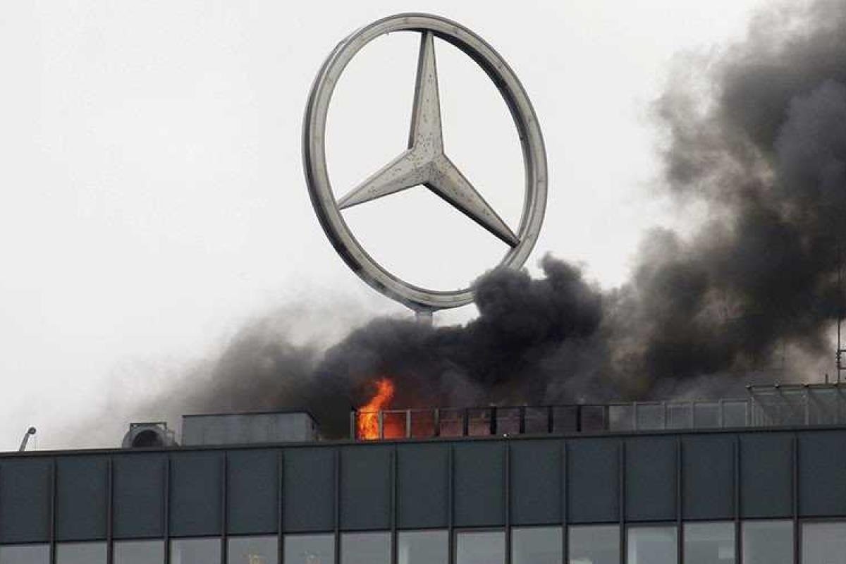 В Берлине загорелось 100-метровое здание торгового центра: опубликовано видео В Берлине загорелось 100-метровое здание торгового центра: опубликовано видео