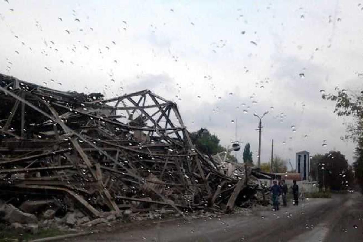 В Амвросиевке обрушился разворованный боевиками цементный завод