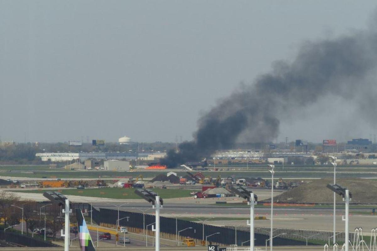 В аэропорту Чикаго на взлетной полосе вспыхнул лайнер с 161 пассажиром на борту В аэропорту Чикаго на взлетной полосе вспыхнул лайнер с 161 пассажиром на борту