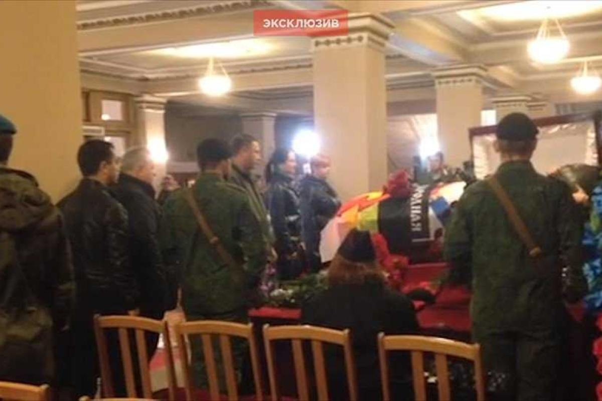 Появилось видео с похорон Моторолы: террориста хоронят в открытом гробу Появилось видео с похорон Моторолы: террориста хоронят в открытом гробу