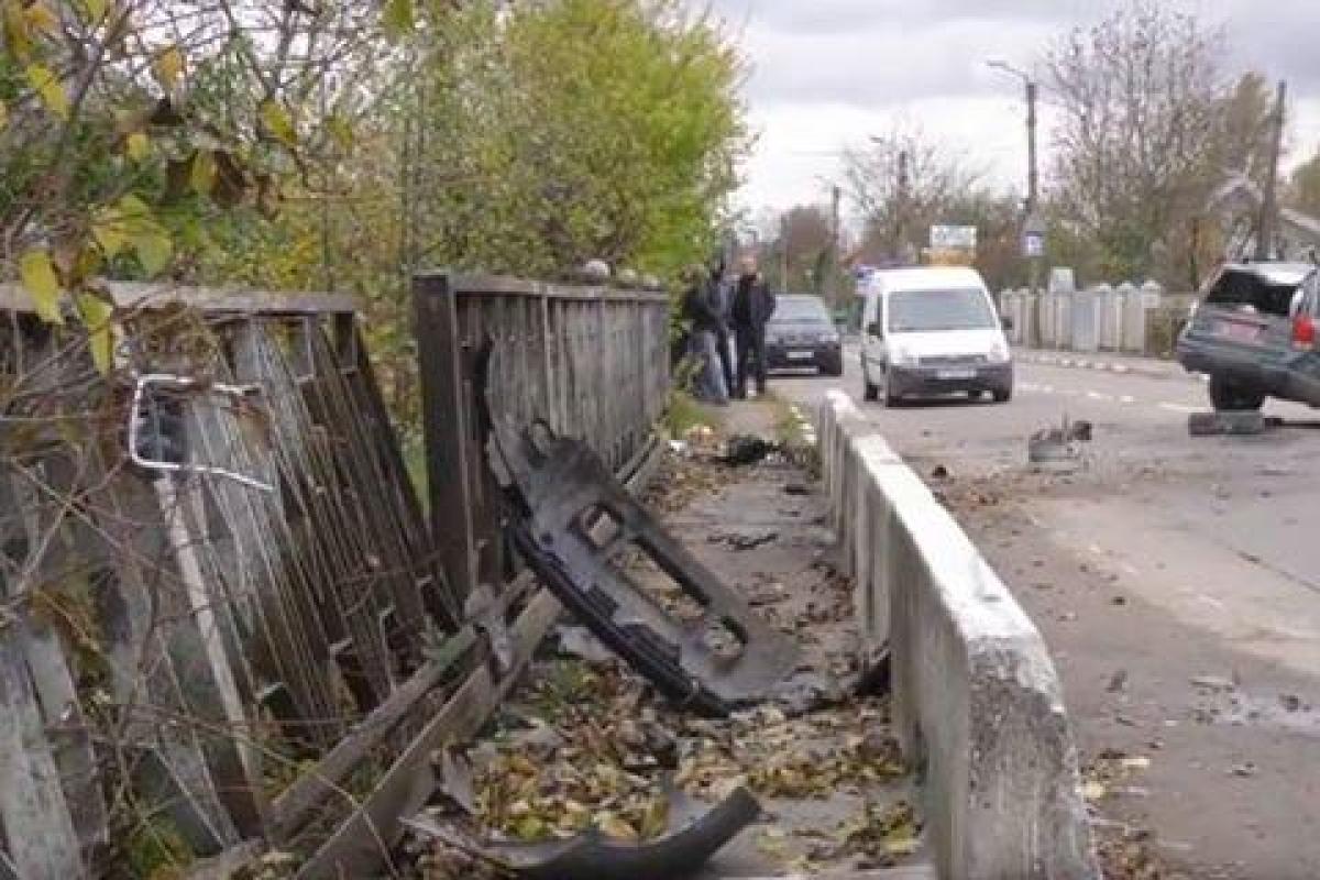 На Прикарпатье Volvo влетел в бордюр: пассажир погиб, а водитель бросился бежать На Прикарпатье Volvo влетел в бордюр: пассажир погиб, а водитель бросился бежать